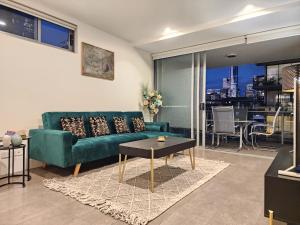 Luxury 2 Bedroom Apt near South Bank with Free Car Park, Pool, City Views and Sofa Bed