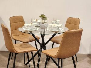 Luxury 2 Bedroom Apt near South Bank with Free Car Park, Pool, City Views and Sofa Bed