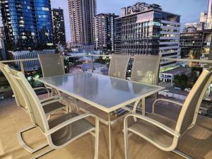 Luxury 2 Bedroom Apt near South Bank with Free Car Park, Pool, City Views and Sofa Bed