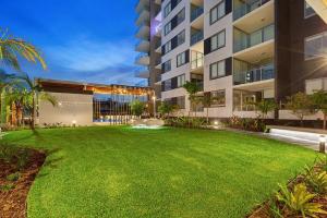 Luxury 2 Bedroom Apt near South Bank with Free Car Park, Pool, City Views and Sofa Bed