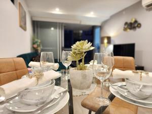 Luxury 2 Bedroom Apt near South Bank with Free Car Park, Pool, City Views and Sofa Bed