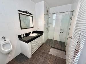 Samsen Suites Spacious 2BR Contemporary Thai Style