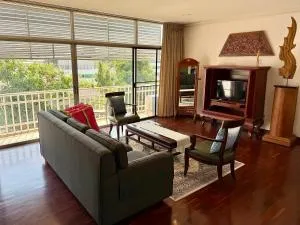 Samsen Suites Spacious 2BR Contemporary Thai Style - Dusit
