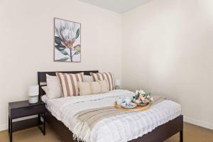 Chic 2BR Apt Near to Melbourne Central City Views