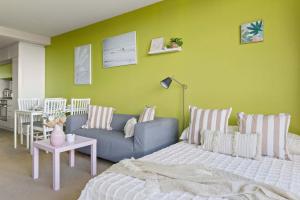 Chic 2BR Apt Near to Melbourne Central City Views