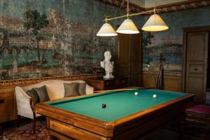 Villas 18th Century Chateau with Stunning Pool & Gardens : photos des chambres