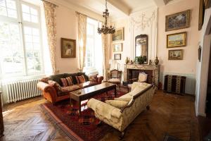 Villas 18th Century Chateau with Stunning Pool & Gardens : photos des chambres