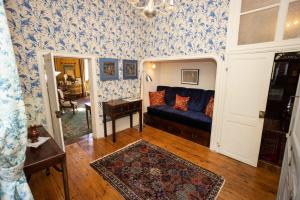 Villas 18th Century Chateau with Stunning Pool & Gardens : photos des chambres