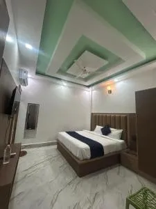 Hotel GreenParkland Near Krishna Janambhoomi - Govardhan