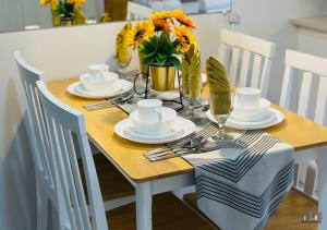 Best Holiday Homes with Balcony, Free POOL, Parking & Gym - B2 5Diamond