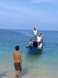 Toro Simalatcat - Privateinclusive, Accom, Food, 2x daily surf trips, guide, barrels