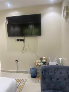 Self entry elegant studio Near Al Yarmuk Metro - Top Floor