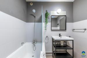 Appartements 1 STUDIO & 5 APPTS - 1 a 4 lits - 1 a 7 pers - max 31 pers - 1 immeuble - Confort, Flexibilite ------ ENGLISH - 1 STUDIO & 5 APTS - 1 to 4 beds - 1 to 7 guests - up to 31 - same building -- Cattenom : photos des chambres