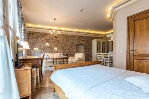 Castle Street Retreat, 19