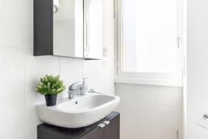 Duomo-Navigli - Two Bedrooms & Terrace with Wi-Fi