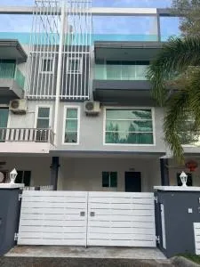 Omari 2 Marina Island Homestay Lumut - Kampong Batu Gajah