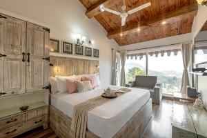 Alaya Stays Farsauli 1 - Pet friendly 3 BHK Hillside Getaway with Gazebo & Balcony