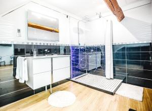 Maisons de vacances Chez Louis le Tonnelier, Sauna et espace detente prives : photos des chambres