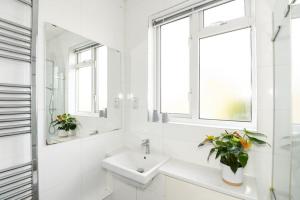 Modern Southville Apartment 5 Min Walk to Centre