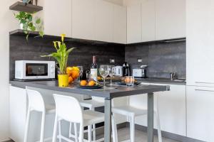 Seaside Studio with Swimming Pool and Parking