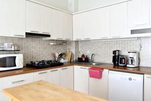 Ezras Apartments in the Heart of the City, near Old Town