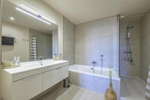 Panoramic views & walk to beach!