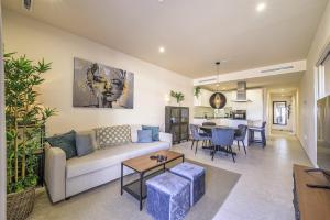 Panoramic views & walk to beach!