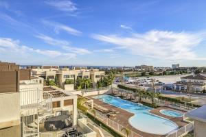 Panoramic views & walk to beach!