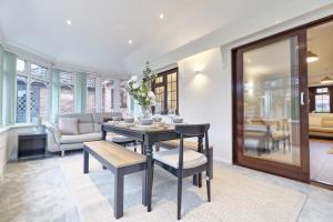 Comfy 5-BDR & 10 Beds - Guests up to 10 Sleeps - Parking - High Speed Wi-Fi - Garden - Long Term Stays - Business - Contractors - Families - Leisure