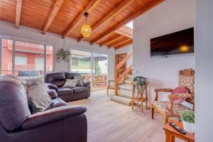 Spacious House with BBQ and Ocean Teide View, Near City Center