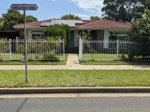 BIDWILL GARDENS ON MIDDLETON - Private Room King-Size Bed or Open Lounge Room Floor Mattress SHARED Bathroom FREE Kitchen Essentials FREE Laundry Facilities Fast NBN WIFI HDTV KAYO Sports Youtube, Transportation and Meal Services Available On Request - Schofields