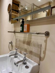 Valley View Cottage by MaisonPro