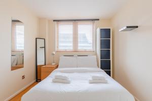 Rare 1BD Flat with Balcony in Chancery Lane