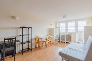 Rare 1BD Flat with Balcony in Chancery Lane