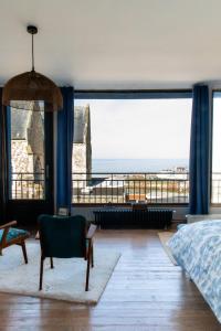 Maisons de vacances La Maison Bleue, terrasses et vue panoramique mer : photos des chambres