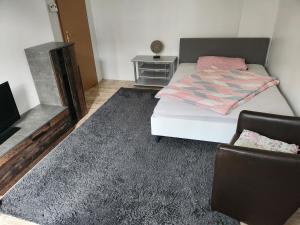 HBS, EG, BESTPREIS- Leistung, Nähe City, mit Parkplatz, sie wählen 1 oder 2 große Zimmer für 1- 5 Personen große Küche, Bad Einfach und gut