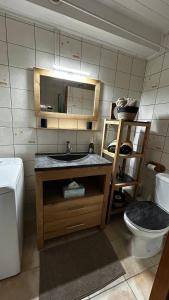 Studio chaleureux 30m2, entre lac et montagnes, parking privé gratuit, lit queen-size