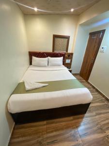 Deluxe Inn - Near Kokilaben Dhirubhai Ambani Hospital