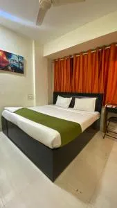 Deluxe Inn - Near Kokilaben Dhirubhai Ambani Hospital - Vesāva