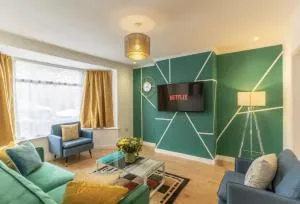 BRIGHT, COSY HOME - 3 beds, parking, virgin wifi, modern home - Eling