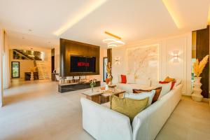 Luxury Villa Heated Pool, Cinema & Game Room
