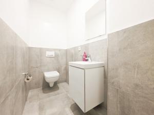 RAJ Living - 5 Room Apartment - Balcony - Kitchen - Washing machine - next to Cologne