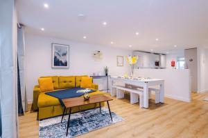 Modern 3-Bed Home in Salford, Pool, Ping Pong Table, Free Parking, Sleeps 7