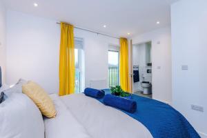 Modern 3-Bed Home in Salford, Pool, Ping Pong Table, Free Parking, Sleeps 7