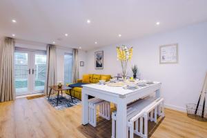 Modern 3-Bed Home in Salford, Pool, Ping Pong Table, Free Parking, Sleeps 7