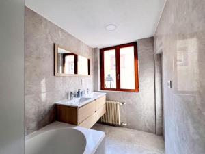 Central & quiet, Full apt for 8 Trésor caché