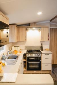 Beautiful 3bed Caravan on Windermere - on White Cross Bay Holiday Park