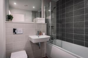 City Centre Appt-Sleeps 5-Free Parking & Free Wifi