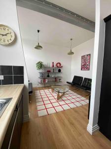 Entire Industrial Style Apartment With Free Parking & Wifi