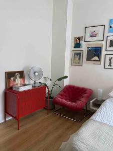 Entire Industrial Style Apartment With Free Parking & Wifi